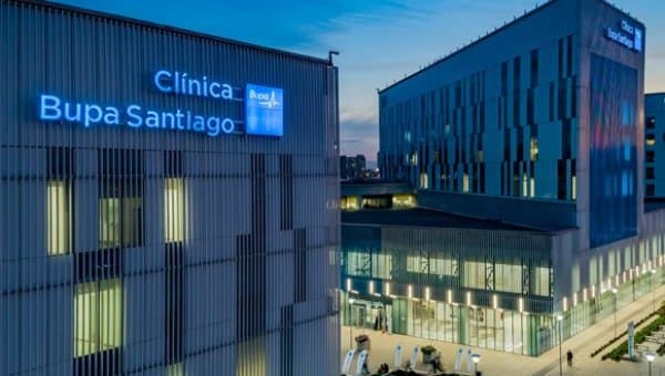 Hospital con estacionamiento ocupado